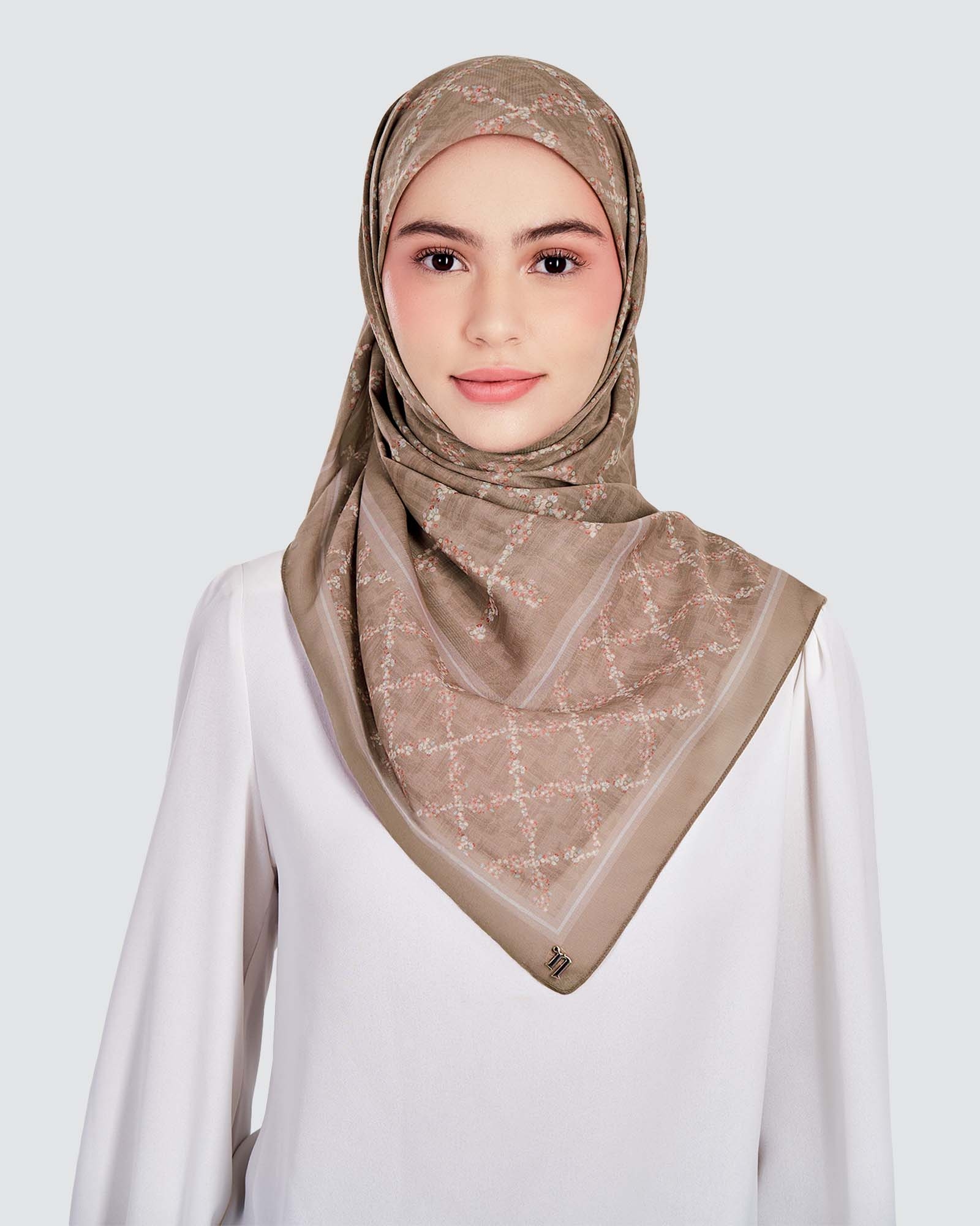 MONOGRAM TRELLIS SQUARE - TRUFFLE