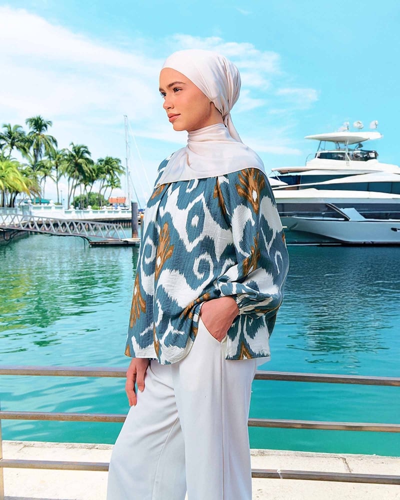 BLUE CRUISE GATHERED RAYON TOP - OCEAN