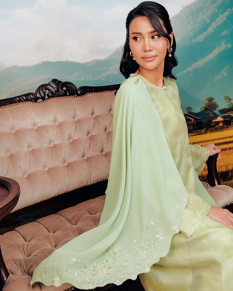 Image of CENDANA SULAM CRYSTAL SHAWL - GARDEN