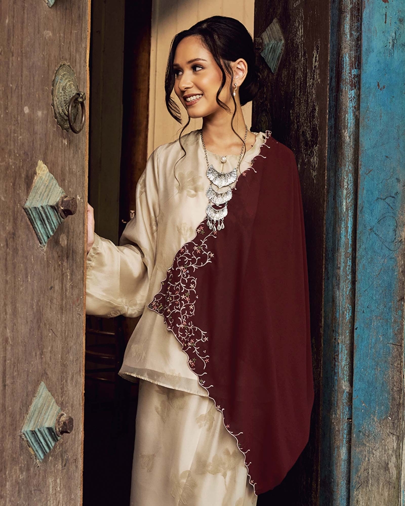Image of CENDANA SULAM CRYSTAL SQUARE - MAROON