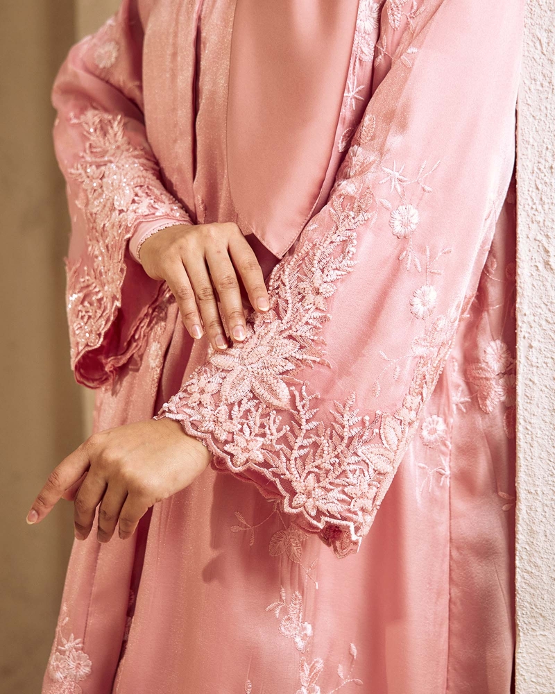 Image of HUSNA ABAYA - ENGLISH ROSE
