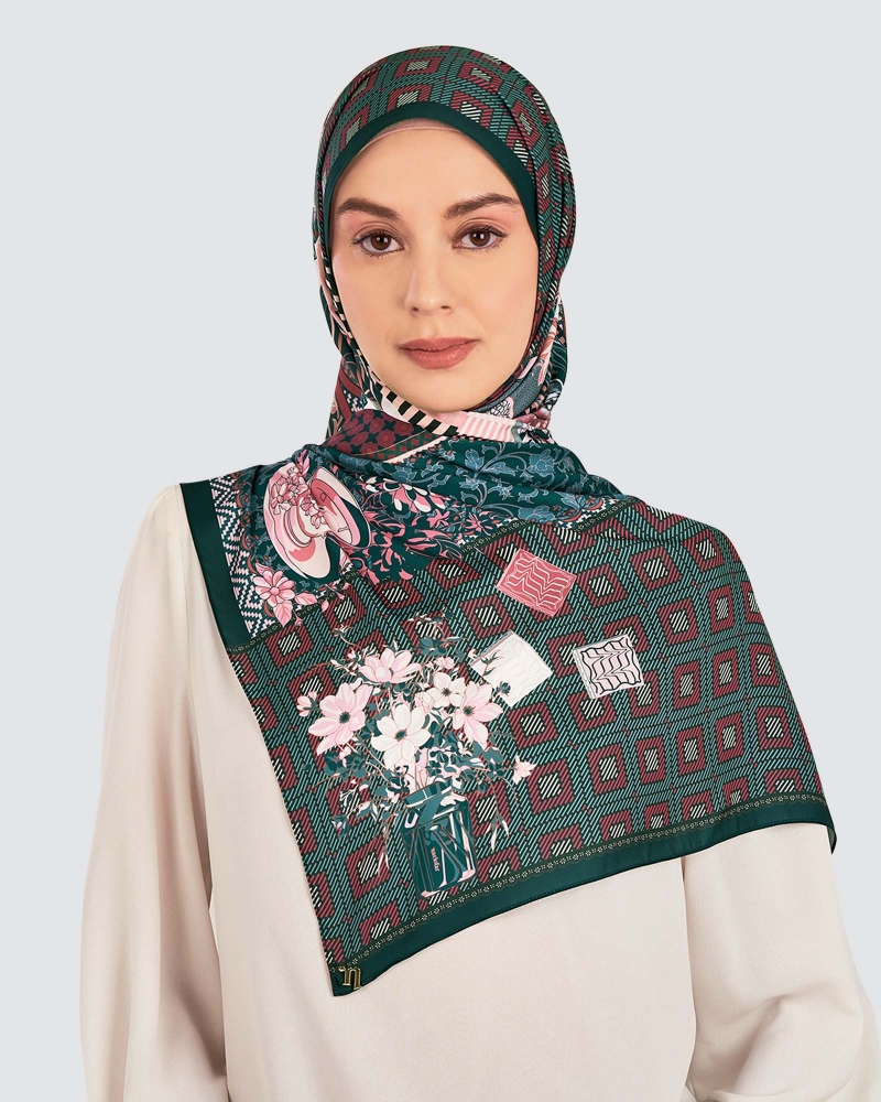 Image of JAMUAN MATTE SATIN SHAWL - DAUN PALAS
