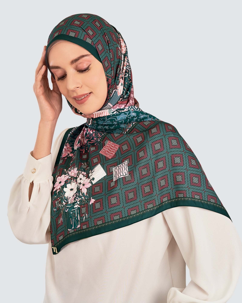 Image of JAMUAN MATTE SATIN SHAWL - DAUN PALAS