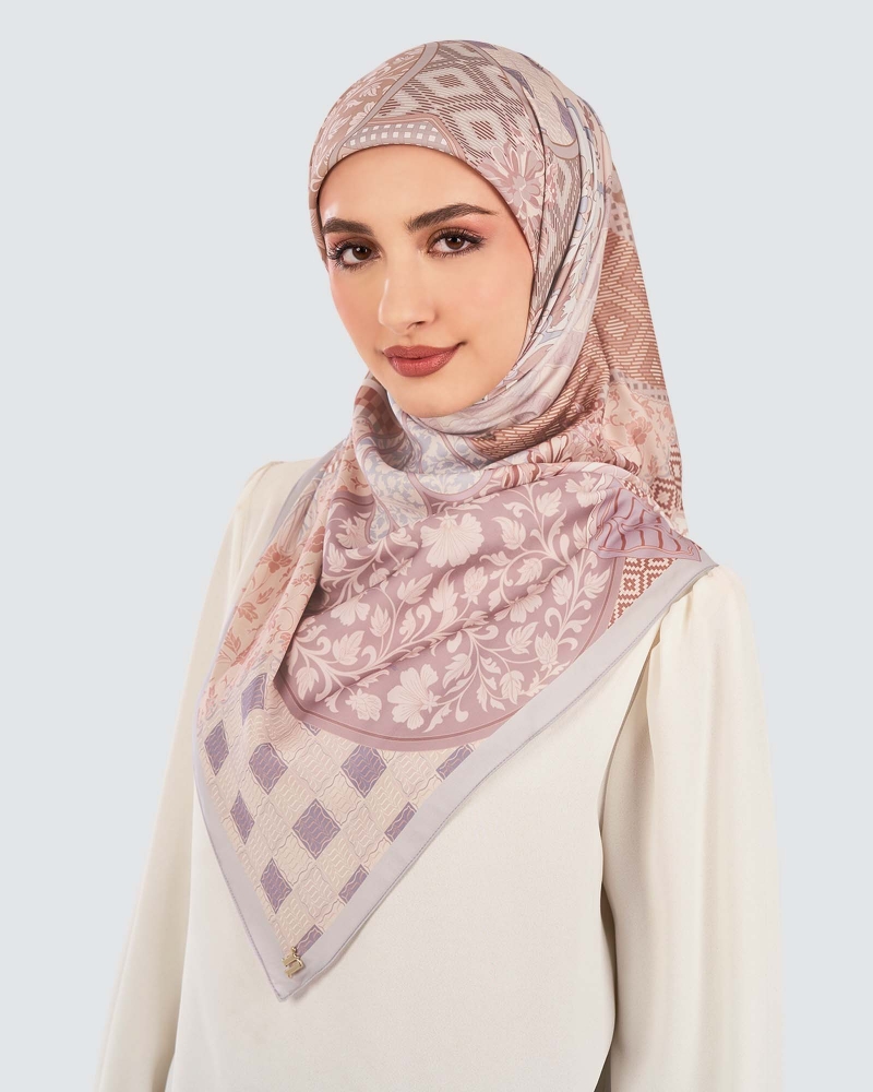 Image of JAMUAN MATTE SATIN SQUARE - BAHULU