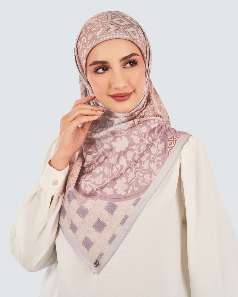 Image of JAMUAN MATTE SATIN SQUARE - BAHULU