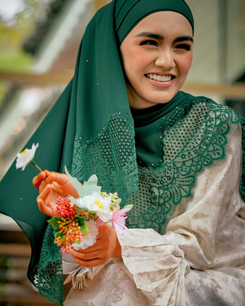 Image of JANNA LACE CRYSTAL SHAWL - EMERALD