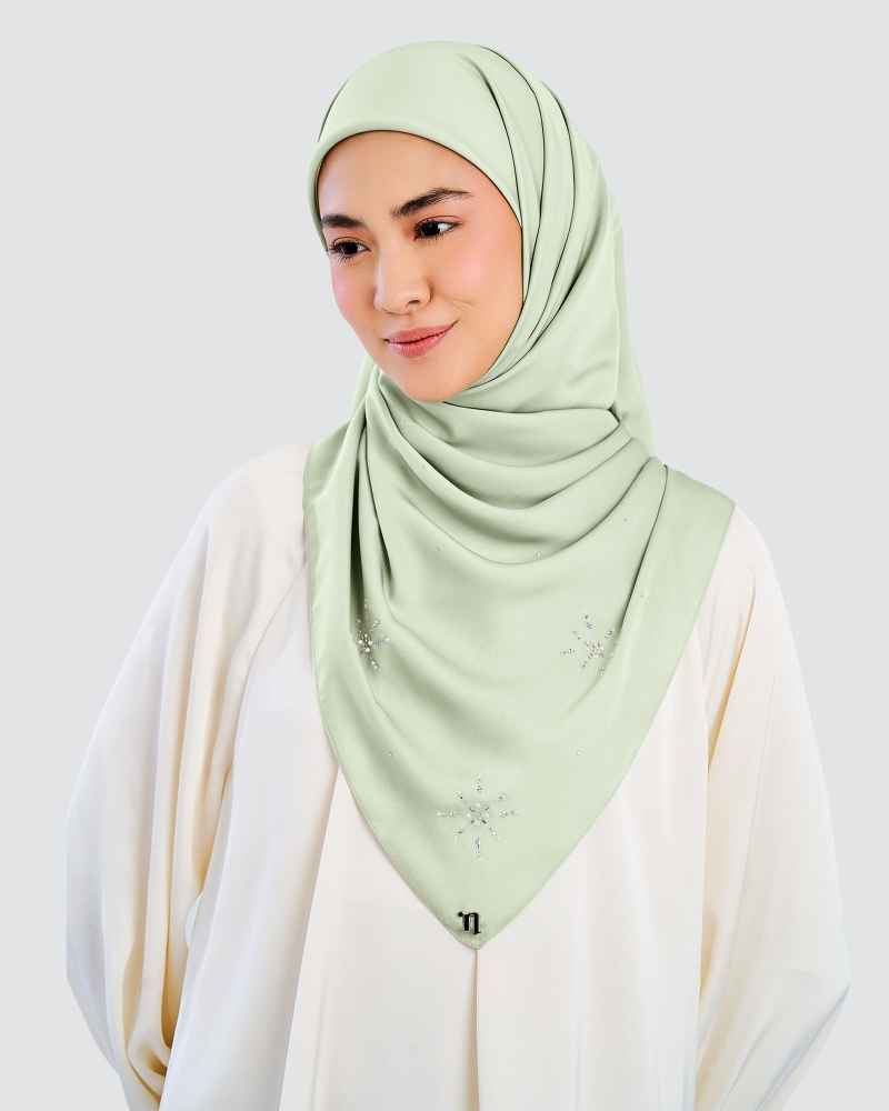 Image of LADY MARISA CRYSTAL MATTE SATIN SQUARE - PEPPERMINT
