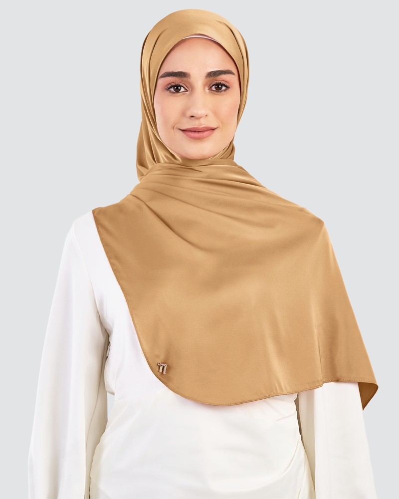 Image of LUNA SATIN SHAWL - SALTED CARAMEL