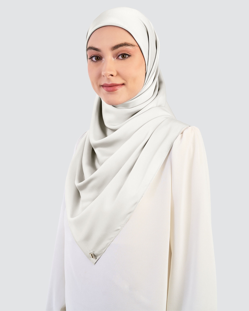 Image of LUNA SATIN SQUARE - COLD GREY