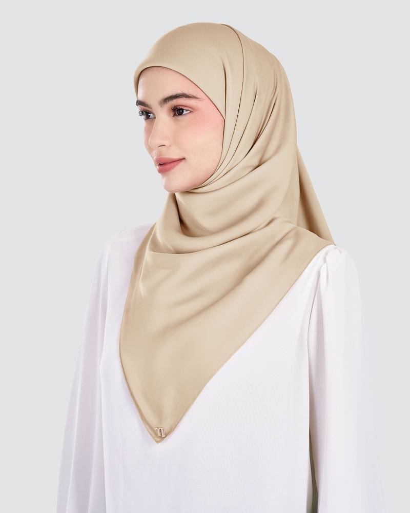 Image of MARISA MATTE SATIN SQUARE - LATTE