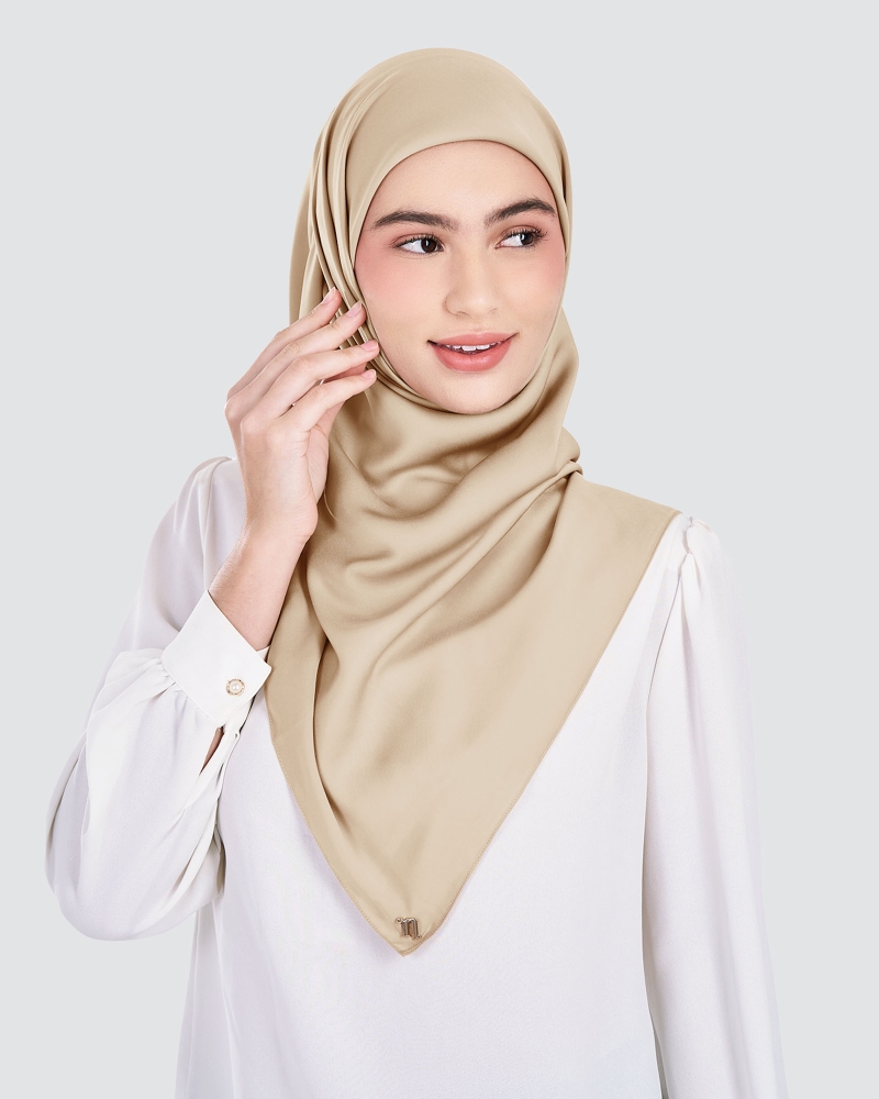 Image of MARISA MATTE SATIN SQUARE - LATTE