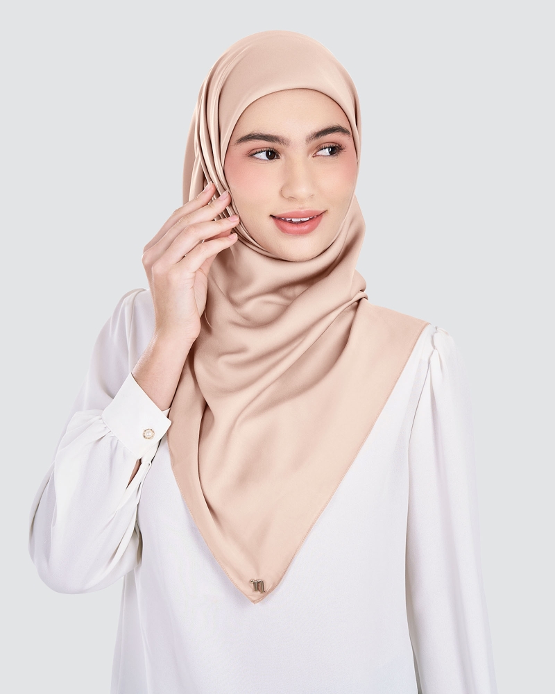 Image of MARISA MATTE SATIN SQUARE - LOTUS