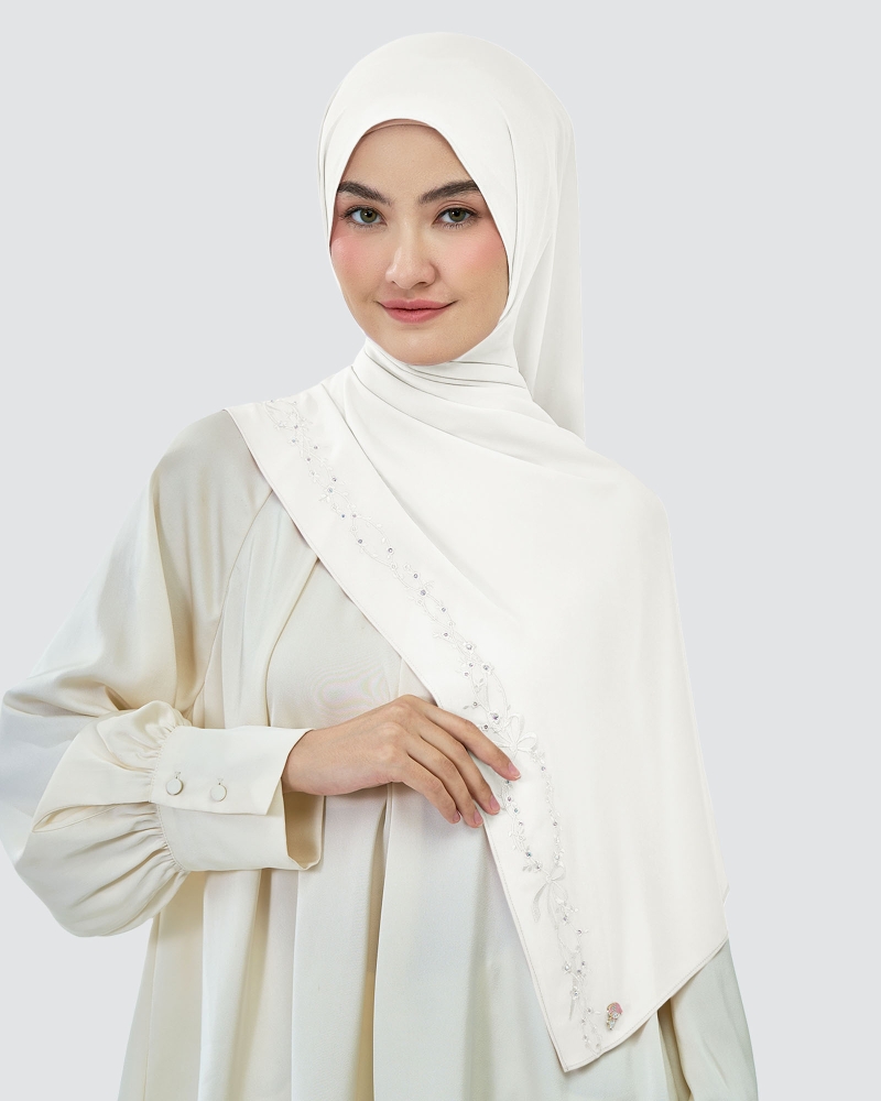 Image of MY MELODY X NAELOFAR EMBROIDERED SHAWL - SNOW