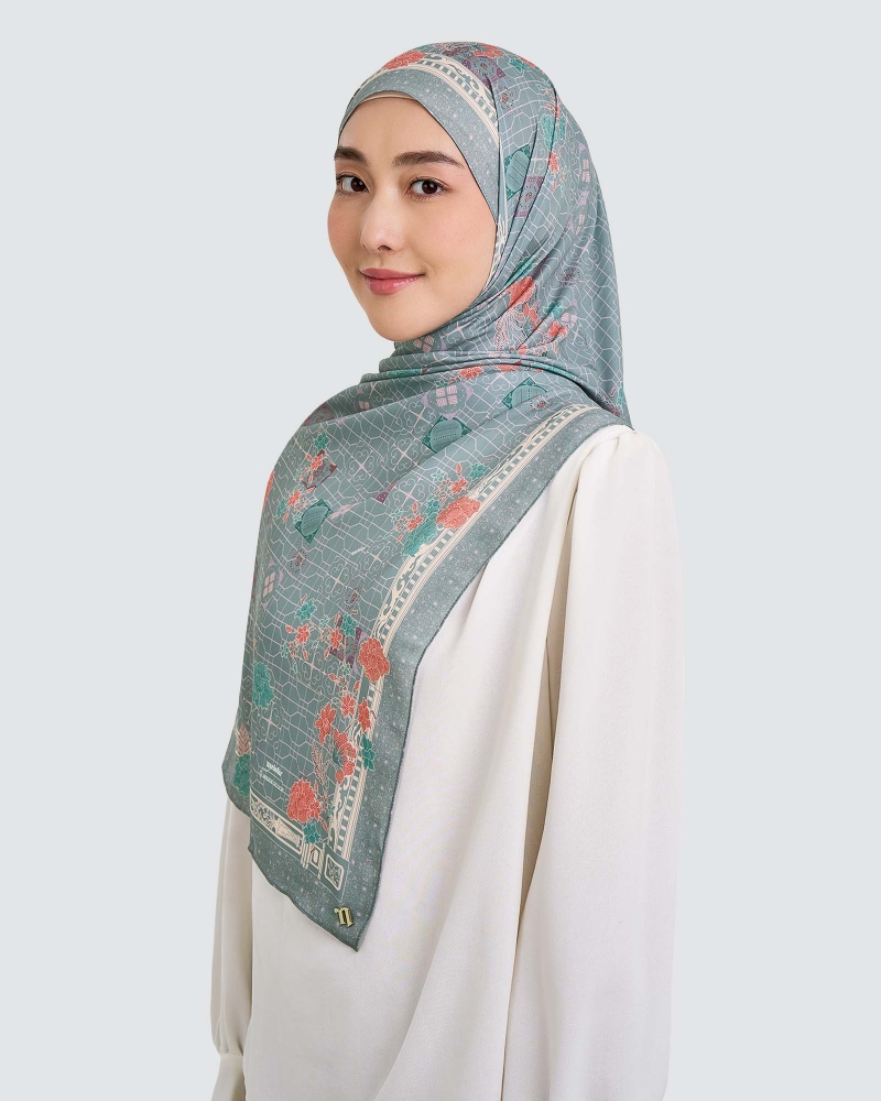 Image of NAELOFAR X INSIDE SCOOP SHAWL - KELOPAK MAWAR