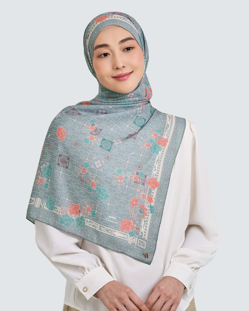 Image of NAELOFAR X INSIDE SCOOP SHAWL - KELOPAK MAWAR
