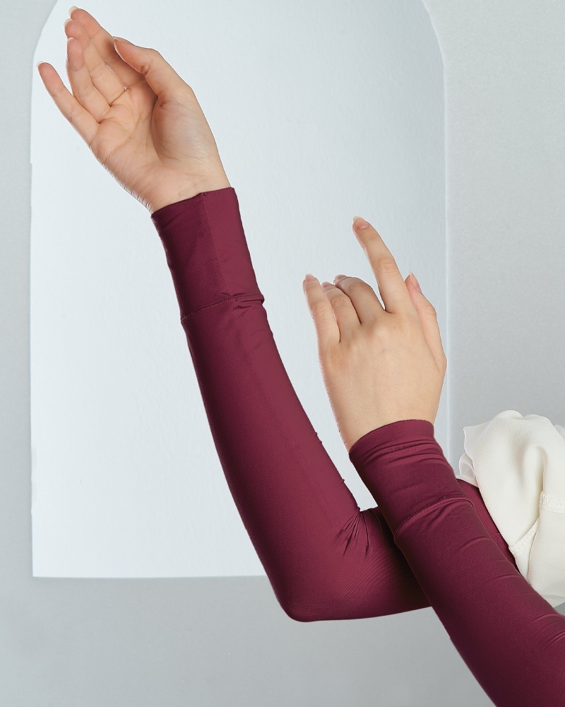 Image of NWEAR AURA HAND SOCKS - RED-BERRY