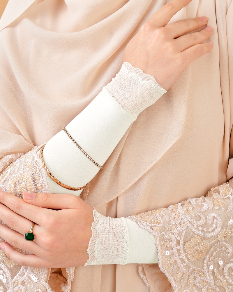 Image of NWEAR AIRA SCALLOP HAND SOCKS - WHITE