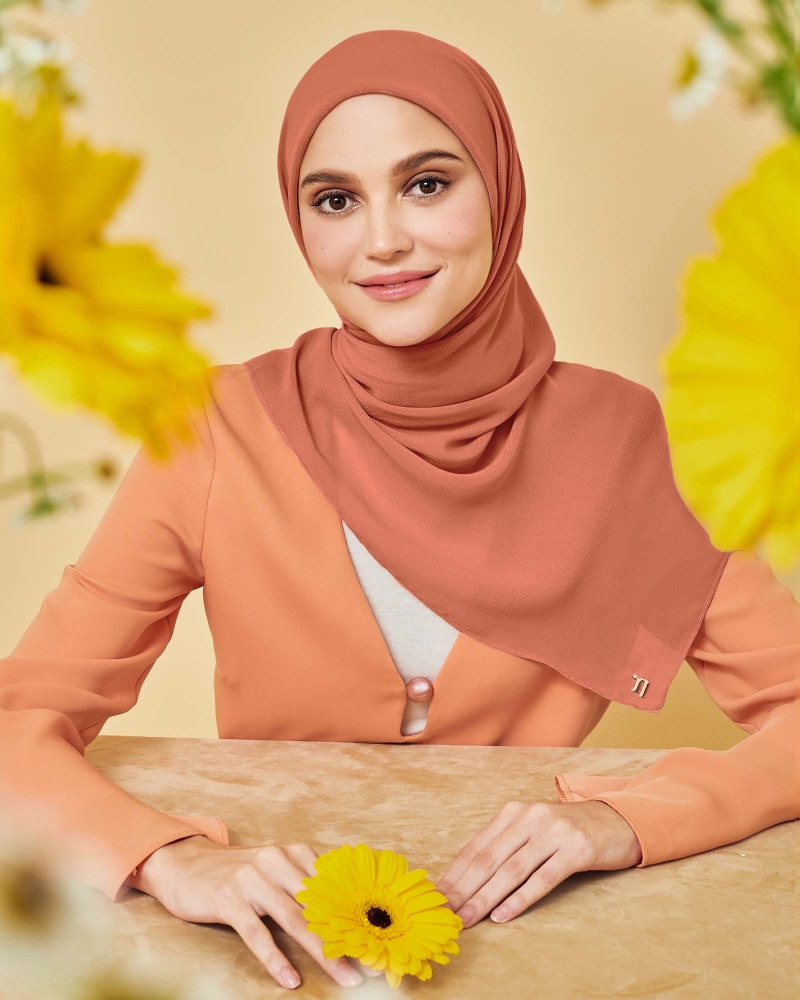 Image of YASMINE WOOL CHIFFON SQUARE - ROSE