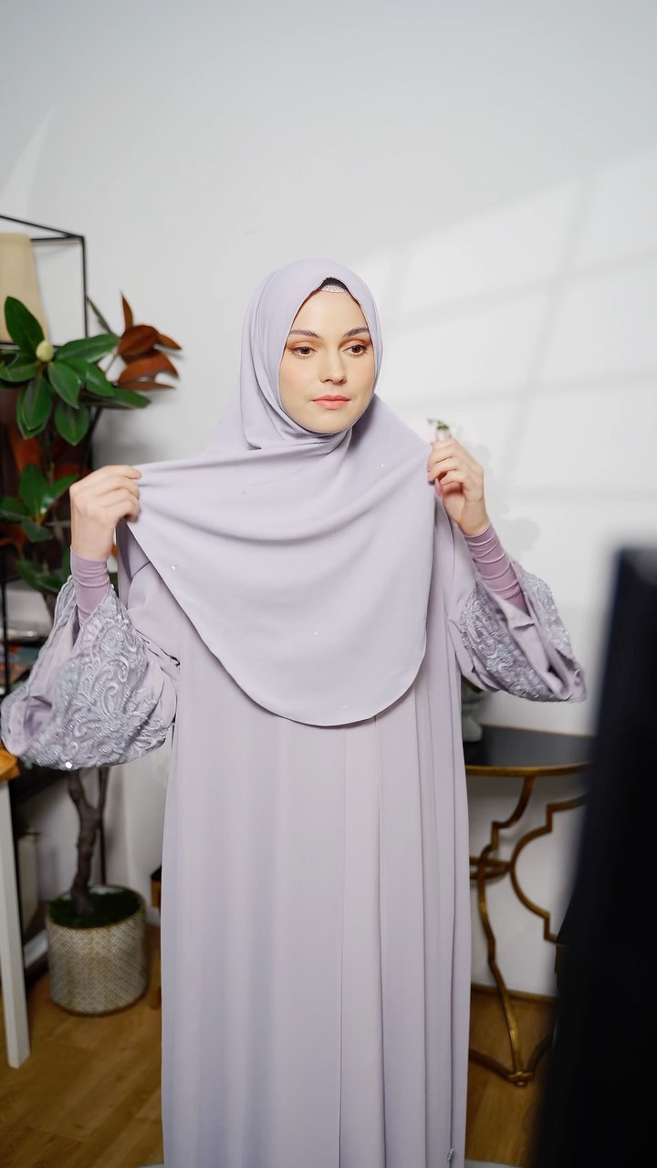 Twist & Drape: Say goodbye to pins and brooches with the EasyOn Twist Crystal Instant. A simple twist is all it takes for instant elegance, now embellished with scattered crystals. #easyon #InstantHijab #crystalhijab